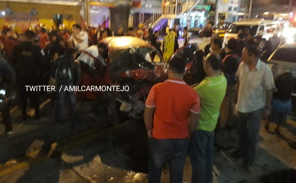 Curiosos observan el accidente en la Avenida Bolívar y 32 calle. (Foto Prensa Libre: @amilcarmontejo).