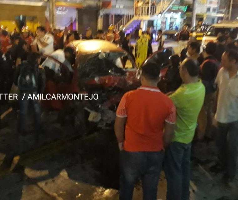 Curiosos observan el accidente en la Avenida Bolívar y 32 calle. (Foto Prensa Libre: @amilcarmontejo).