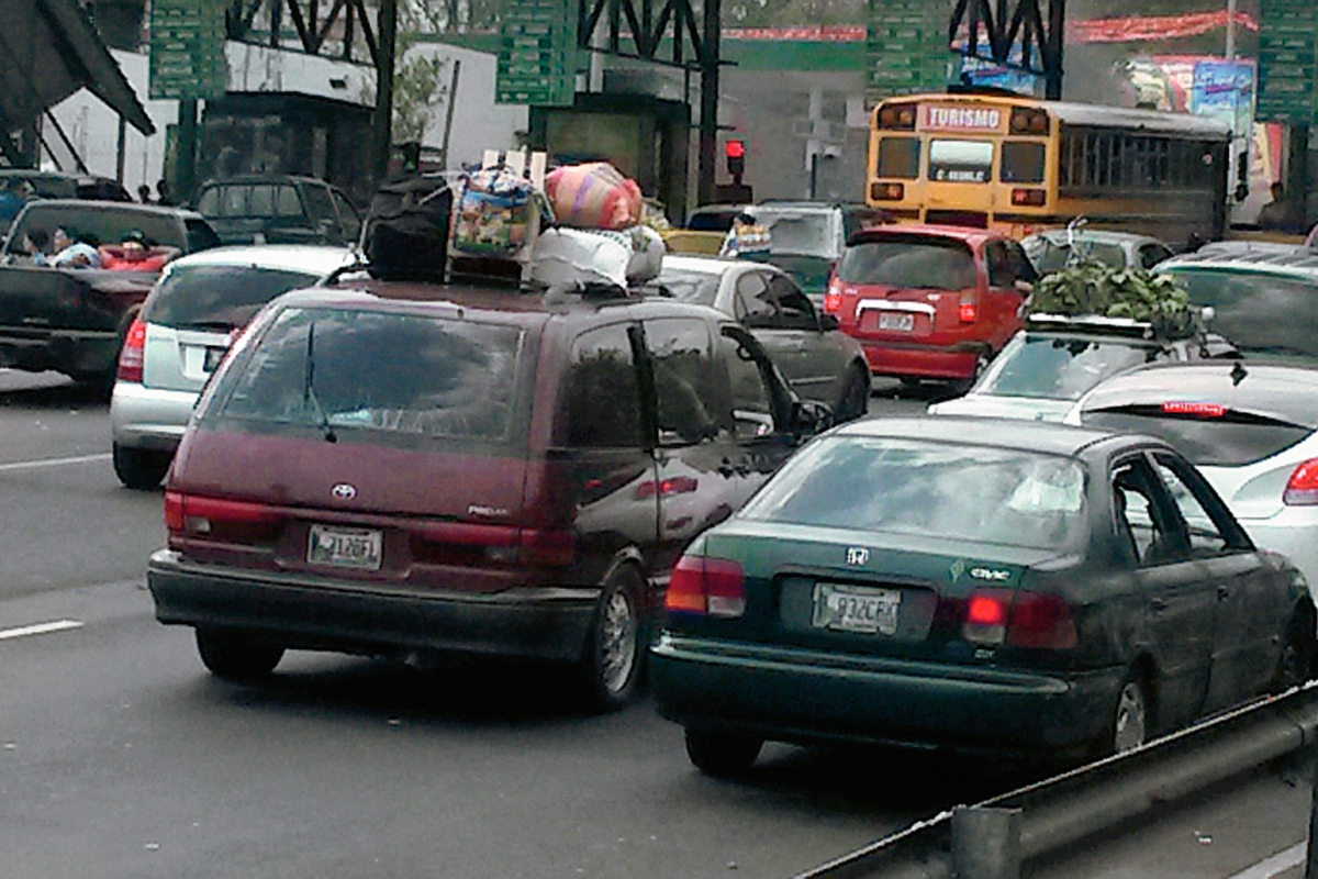 Más de  11 mil 400 vehículos habían pasado hasta las 15 horas de este domingo por la carretera entre Escuintla y Palín, hacia la capital, después del descanso de Semana Santa. (Foto Prensa Libre: Enrique Paredes)