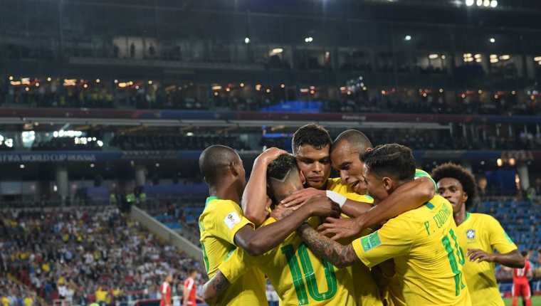 Dominio total de Brasil en la victoria contra Serbia. (Foto Prensa Libre: AFP)