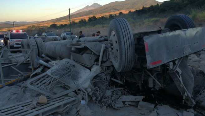 Un tráiler que transportaba cemento volcó en el km 33 de la ruta a El Salvador, en la vuelta conocida como "el Chilero".