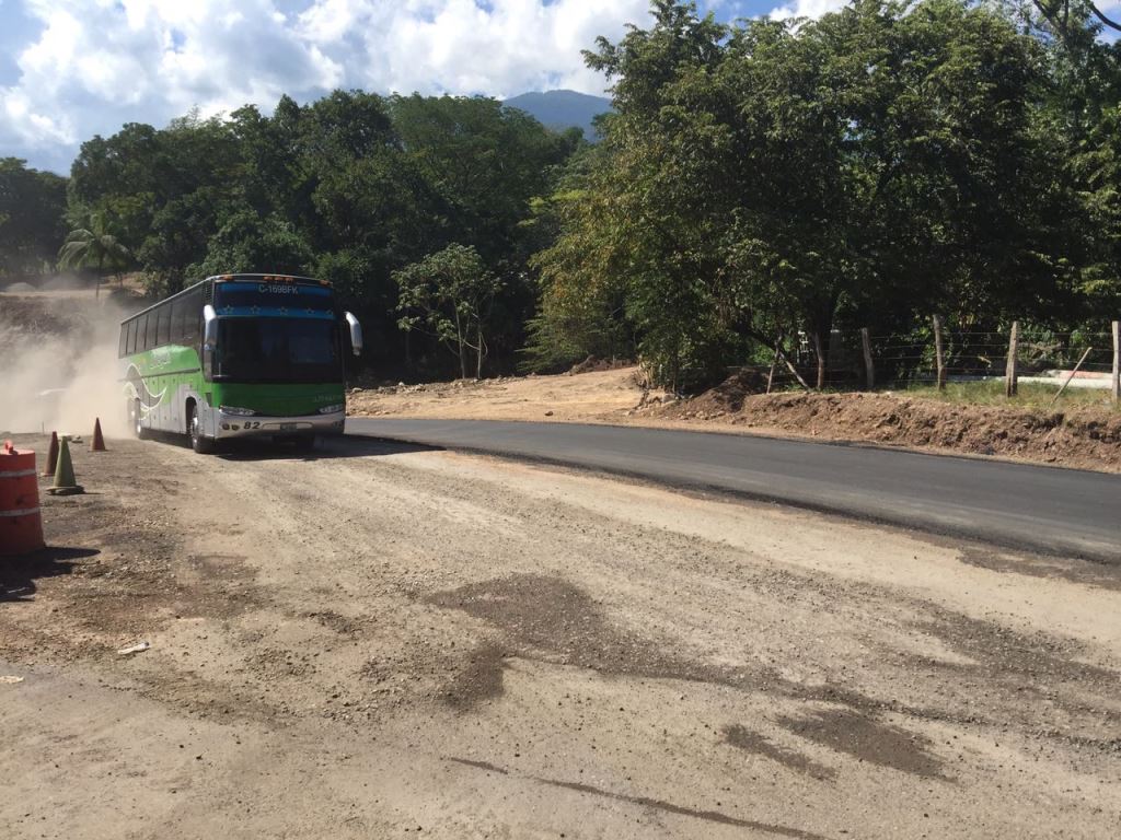 Bus pasa en el área donde se llevan a cabo trabajaos para asfaltar badén. (Foto Prensa Libre: Víctor Gómez).