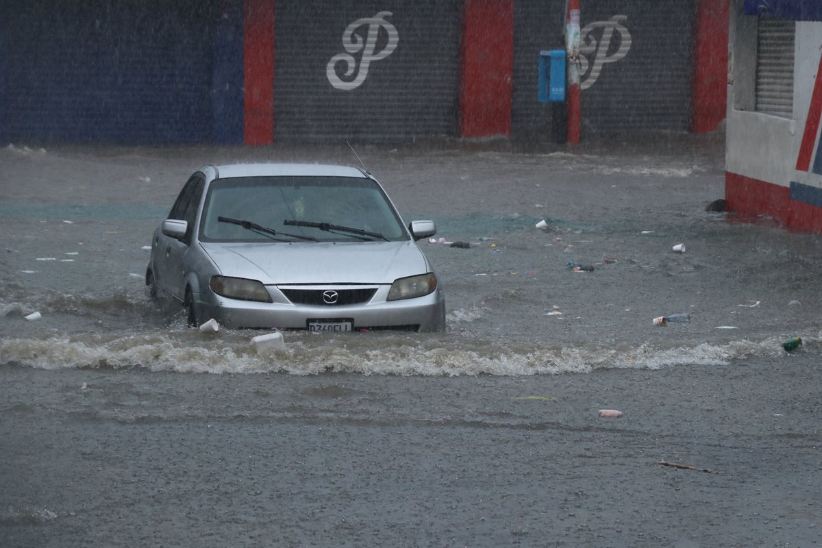 El agua dificultó el tránsito de vehículos y personas en la zona 1 de Escuintla. (Foto Prensa Libre: Enrique Paredes)