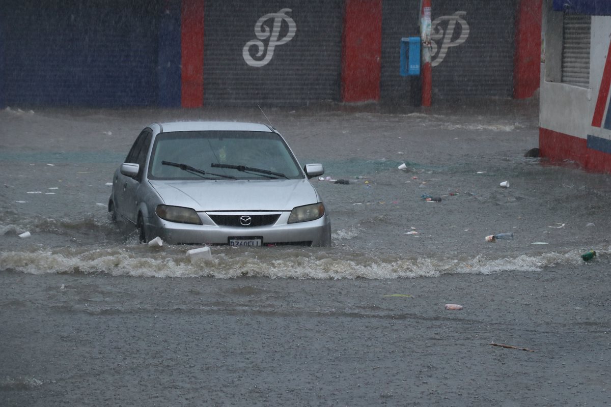 El agua dificultó el tránsito de vehículos y personas en la zona 1 de Escuintla. (Foto Prensa Libre: Enrique Paredes)