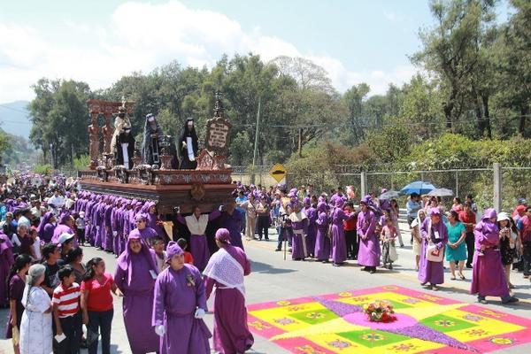 Jesús Nazareno de la aldea Santa Inés, Antigua Guatemala, Sacatepéquez, es llevada en hombros por feligreses. (Foto Prensa Libre: Miguel López)
