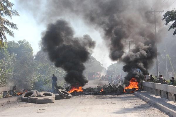 Pobladores queman neumáticos como medida de protesta para exigir mantenimiento de carretera.