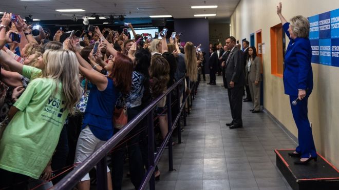 "Todo aquel que quiera una selfie, dese la vuelta ahora", dijo Hillary Clinton. Y sus votantes obedecieron. GENTILEZA BARBARA KINNEY / HILLARY FOR AMERICA