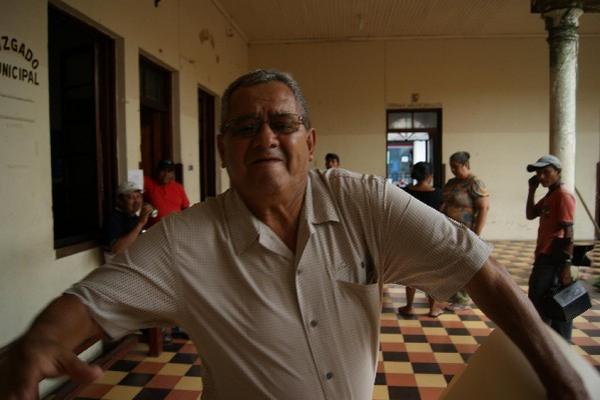 La fotografía muestra el momento en el que el alcalde Manuel Delgado se abalanza sobre el periodista Danilo López, en  la comuna de Mazatenango.
