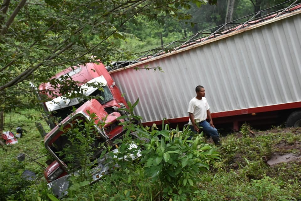 Uno de los tráileres implicados en el accidente, en la cuesta de El Manacal, kilómetro 193 de la ruta al Atlántico, Los Amates, Izabal, registra daños menores. (Foto Prensa Libre: Dony Stewart)