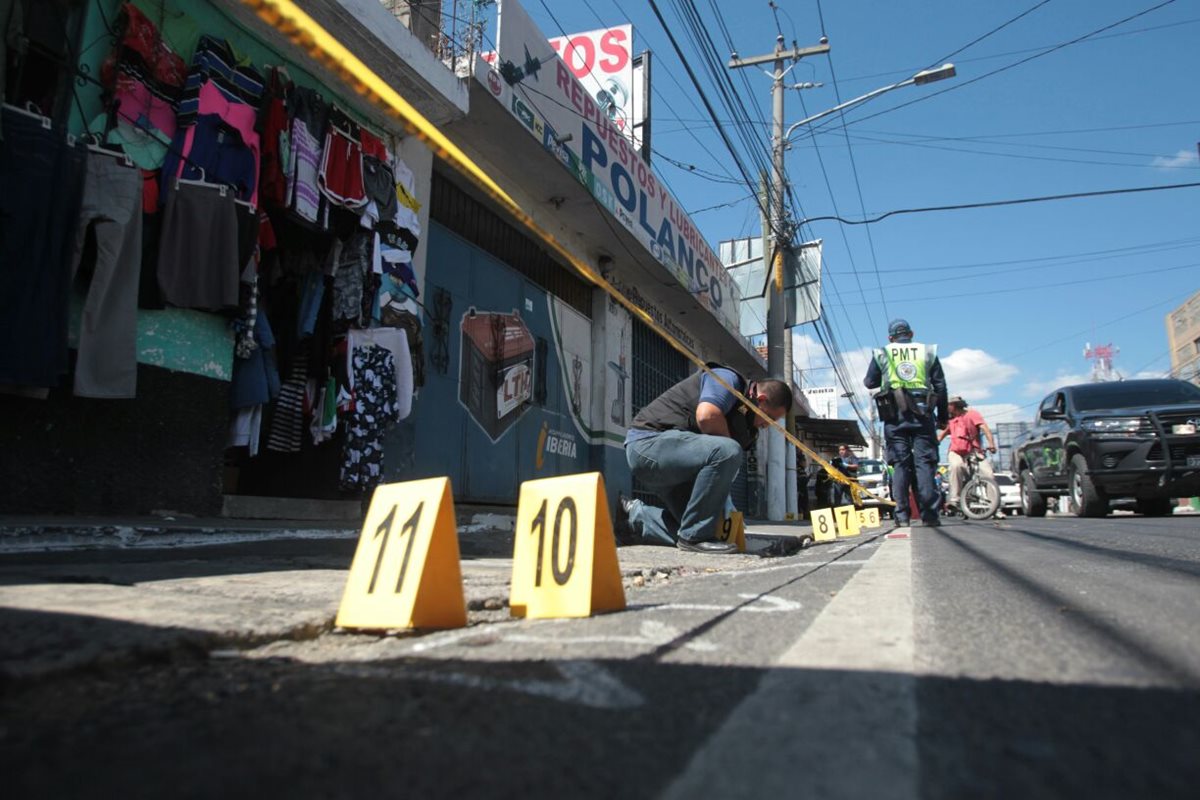 Agentes del MP revisan evidencia frente a la venta de repuestos Polanco, en la zona 1 de Villa Nueva. (Foto Prensa Libre: Erick Avila)