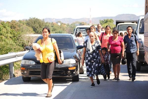 Muchas Personas tuvieron que caminar para llegar a sus destinos.