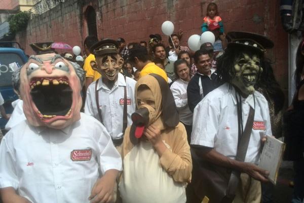 El tradicional Desfile de Fieros recorre las calles y avenidas de Villa Nueva durante las fiestad el Día de Todos los Santos