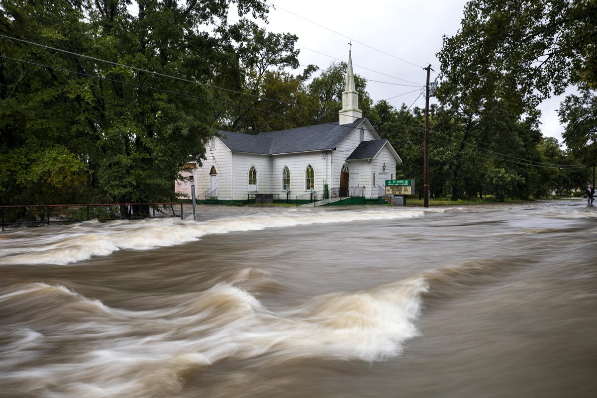 La iglesia de St. James, en Fayetteville, Carolina del Norte, anegada por las correntadas. (Foto Prensa Libre: EFE)