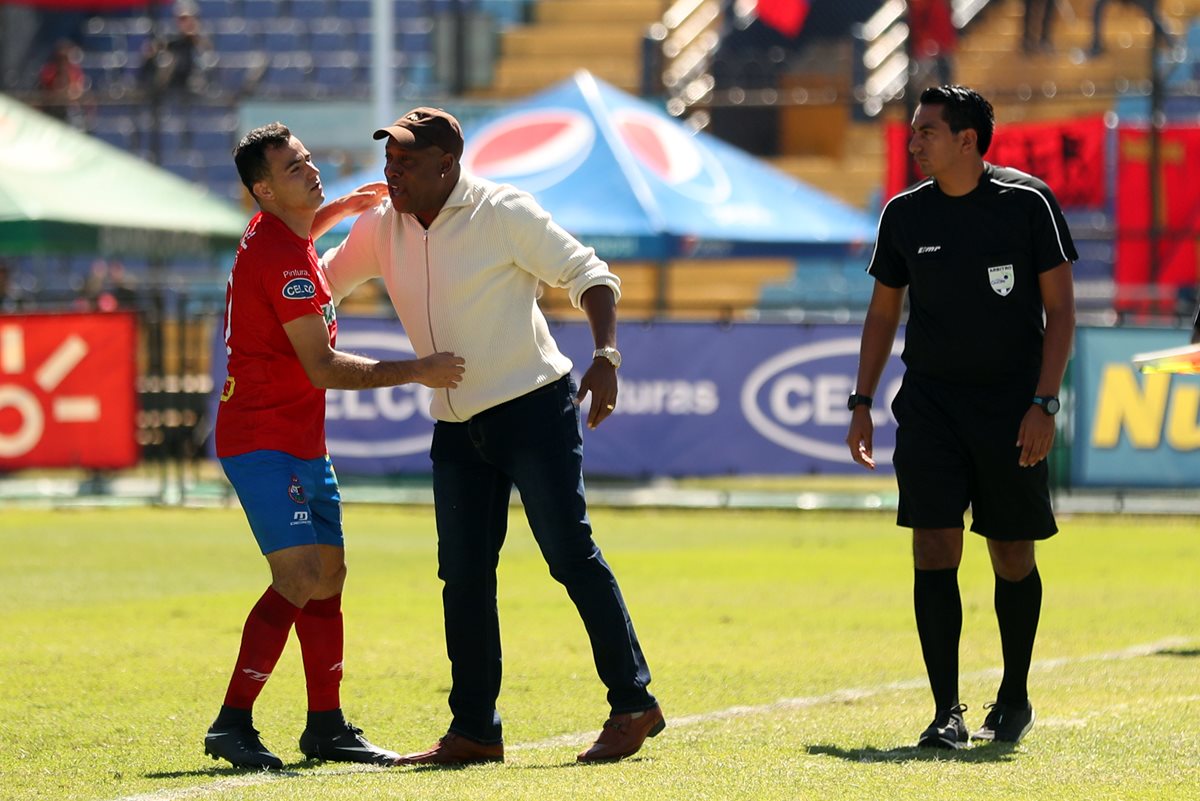 Marco Pappa es felicitado por el técnico Hernán Medford. (Foto Prensa Libre: Jeniffer Gómez)