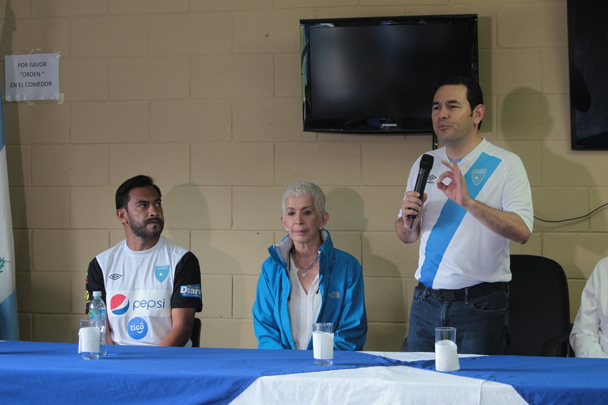 Carlos Ruiz, Adela Camacho y Jimmy Morales, en conferencia de prensa. (Foto Prensa Libre: Norvin Mendoza)