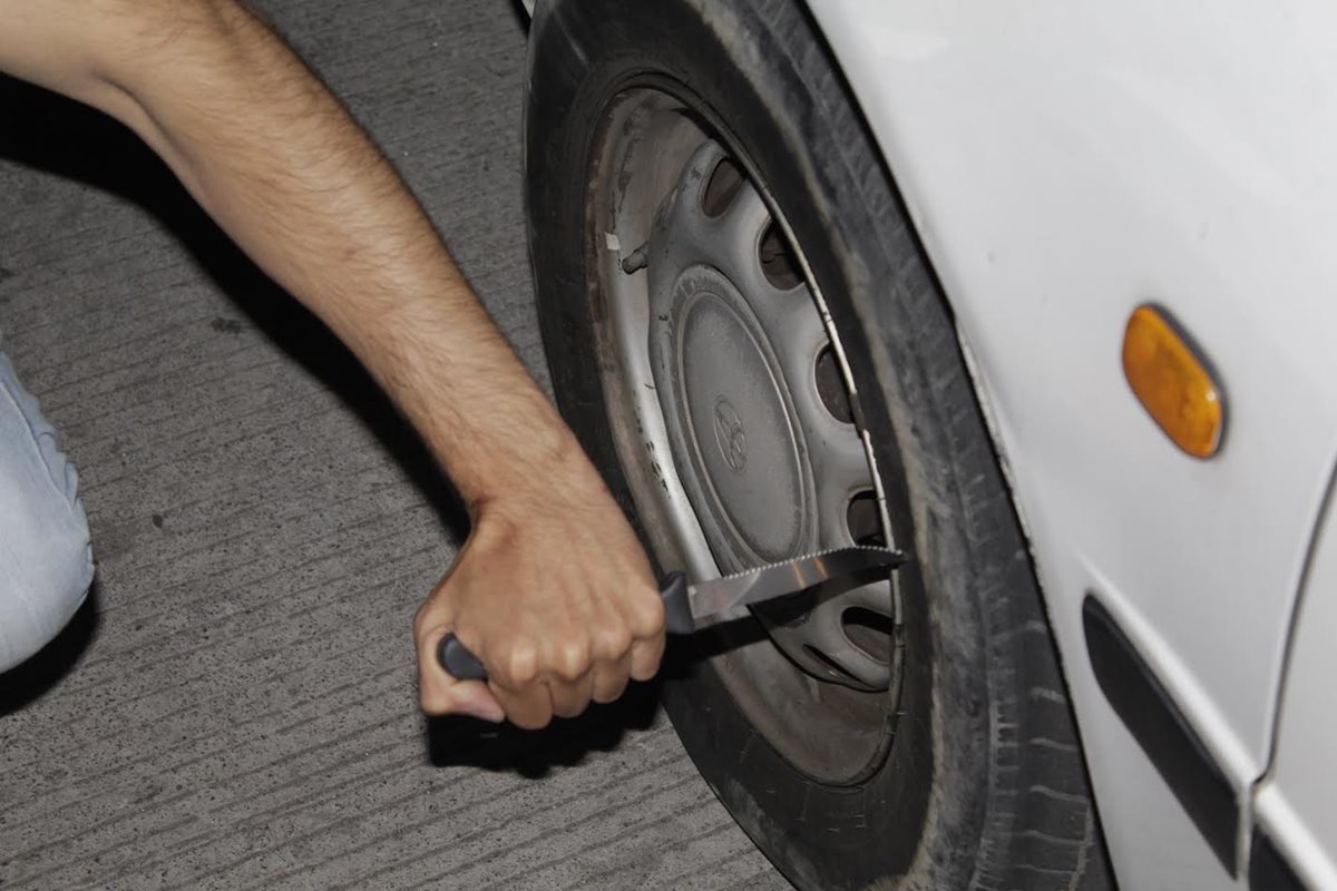 Delincuentes dañan las llantas de los vehículos de sus víctimas, según investigaciones de la PNC en Xela. (Foto Prensa Libre: María José Longo)