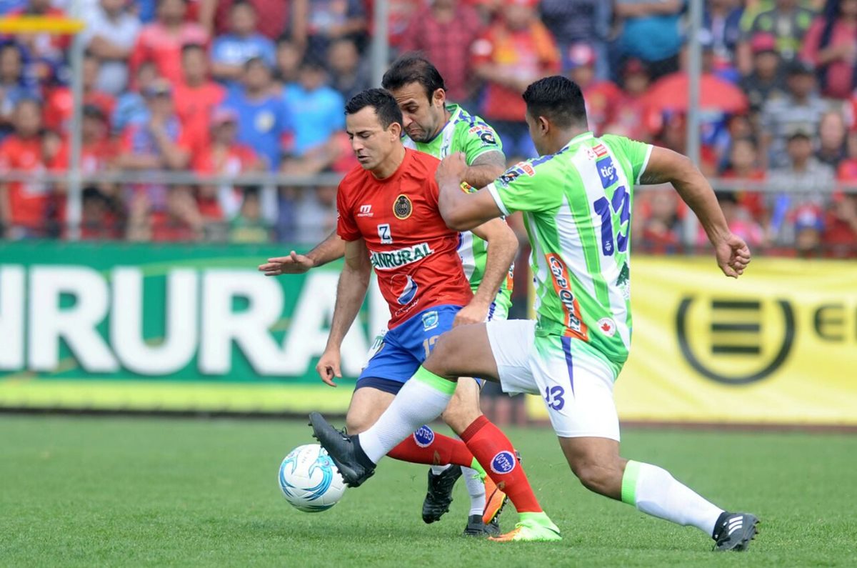 Pappa anotó su primer gol con los rojos pero José Contreras (atrás) opacó su actuación. (Foto Prensa Libre: Francisco Sánchez)