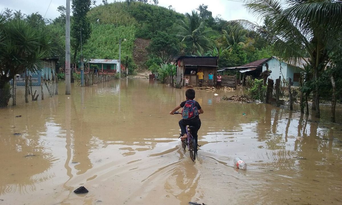 Varias comunidades de Petén fueron afectadas por la lluvia del fin de semana último. (Foto Prensa Libre: Conred)