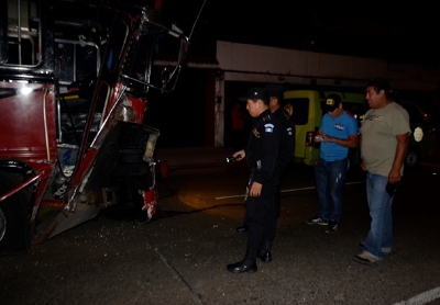 Los presuntos  asaltantes chocaron con un autobús de la ruta 21 cuando intentaban escapar en la zona 9. (Foto Prensa Libre: CBM)