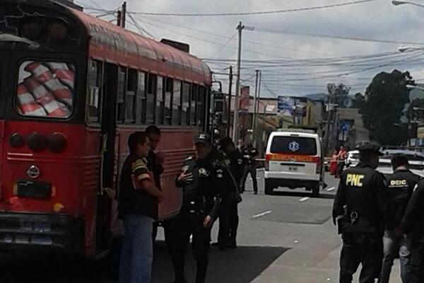 Ataque a unidad de la ruta 4. (Foto Prensa Libre: CBV)