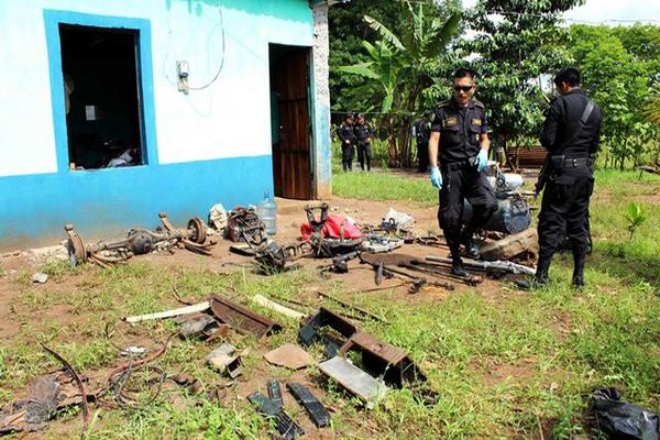 En la lotificación Flamenco, zona 4 de Retalhuleu fueron localizadas piezas de vehículos, se presumen que son de carros robados. (Foto Prensa Libre: Rolando Miranda)