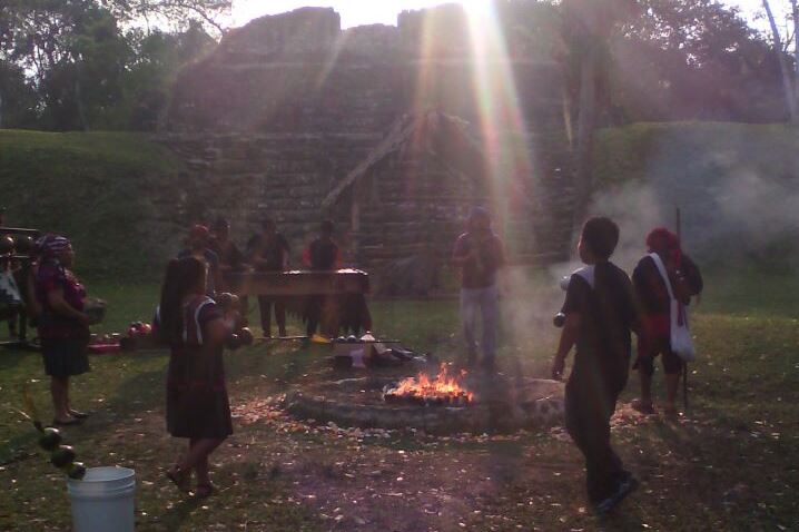 Participantes en actividades por el equinoccio de primavera encienden fogata en yacimiento arqueológico Uaxactún, en Flores, Petén. (Foto Prensa Libre: Rigoberto Escobar)