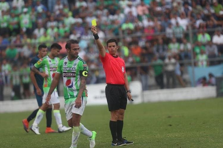 El árbitro Armando Reyna dirigirá el partido entre Comunicaciones y Marquense el próximo miércoles. (Foto Prensa Libre: Hemeroteca PL)