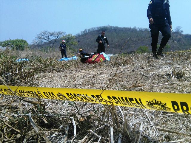 La PNC acordonó el área donde fueron encontrados los cuerpos. (Foto Prensa Libre: Estuardo Paredes)