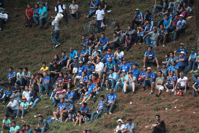 Los cobaneros disfrutan de cada partido que su equipo juega en el estadio Verapaz. Frente a los rojos fue una fiesta. (Foto Prensa Libre: Norvin Mendoza)