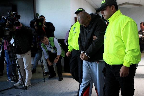 Pedro Luis Zamora es llevado a prisión. (Foto Prensa Libre: EFE)