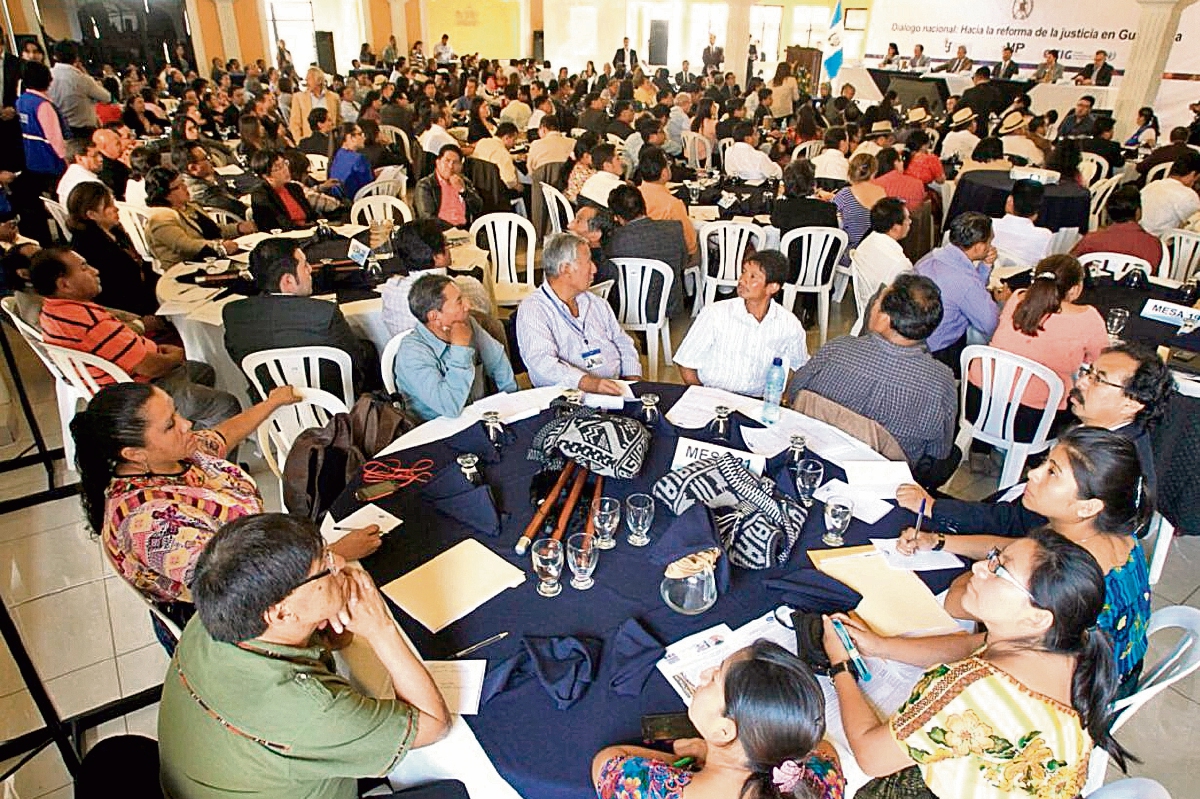Representantes de distintas organizaciones participan en las mesas de trabajo instaladas durante el diálogo desarrollado ayer en Quetzaltenango. (Foto Prensa Libre: E. García)