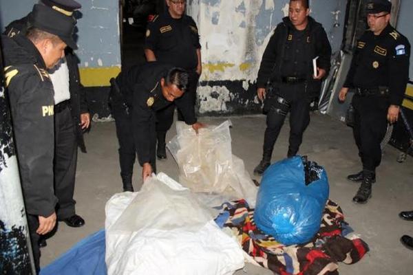 La PNC identifica los paquetes con marihuana. (foto Prensa Libre: Oscar Figueroa)