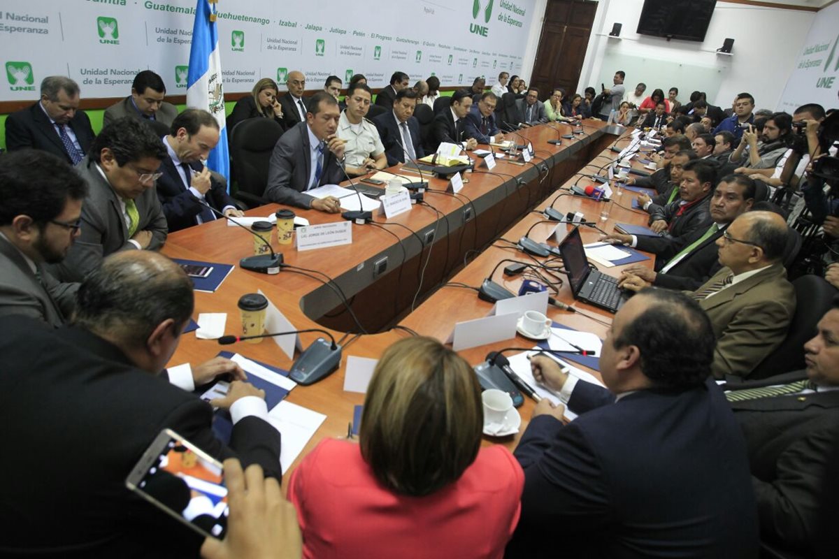 El ministro de Gobernación y jefe de la Saas, escuchan la denuncia de diputados, en el salón de bancada de la UNE, en el Congreso. (Foto Prensa Libre: Edwin Bercián)