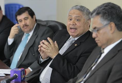 Autoridades del Ministerio de Finanzas y la SAT, acudieron a una cita ayer a la Congreso. (Foto Prensa Libre: Alvaro Interiano)