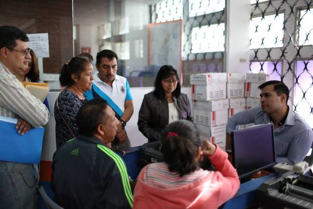 Un grupo de vecinos conversa este jueves con el jefe edil. (Foto Prensa Libre: Municipalidad de Mixco)