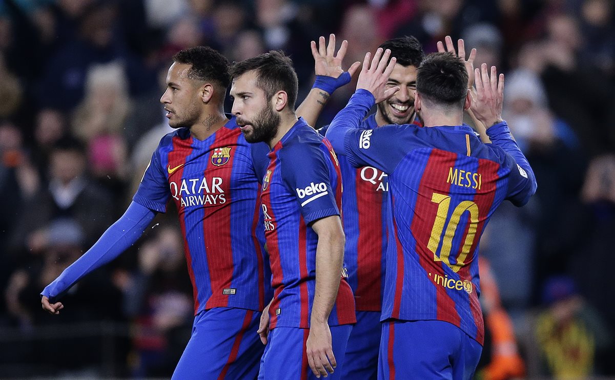 Suárez y Messi jugaron un partidazo y el Barcelona sigue en el subliderato. (Foto Prensa Libre: AP)