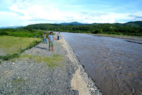 Vecinos de San Cristóbal Acasaguastlán observan el alto nivel del río Motagua. (Foto Prensa Libre: Héctor Contreras)