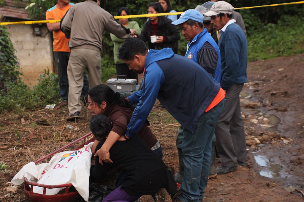 Familiares lloran sobre cadáver de subinspector de la PNC, en San Pedro Sacatepéquez, San Marcos. (Foto Prensa Libre)