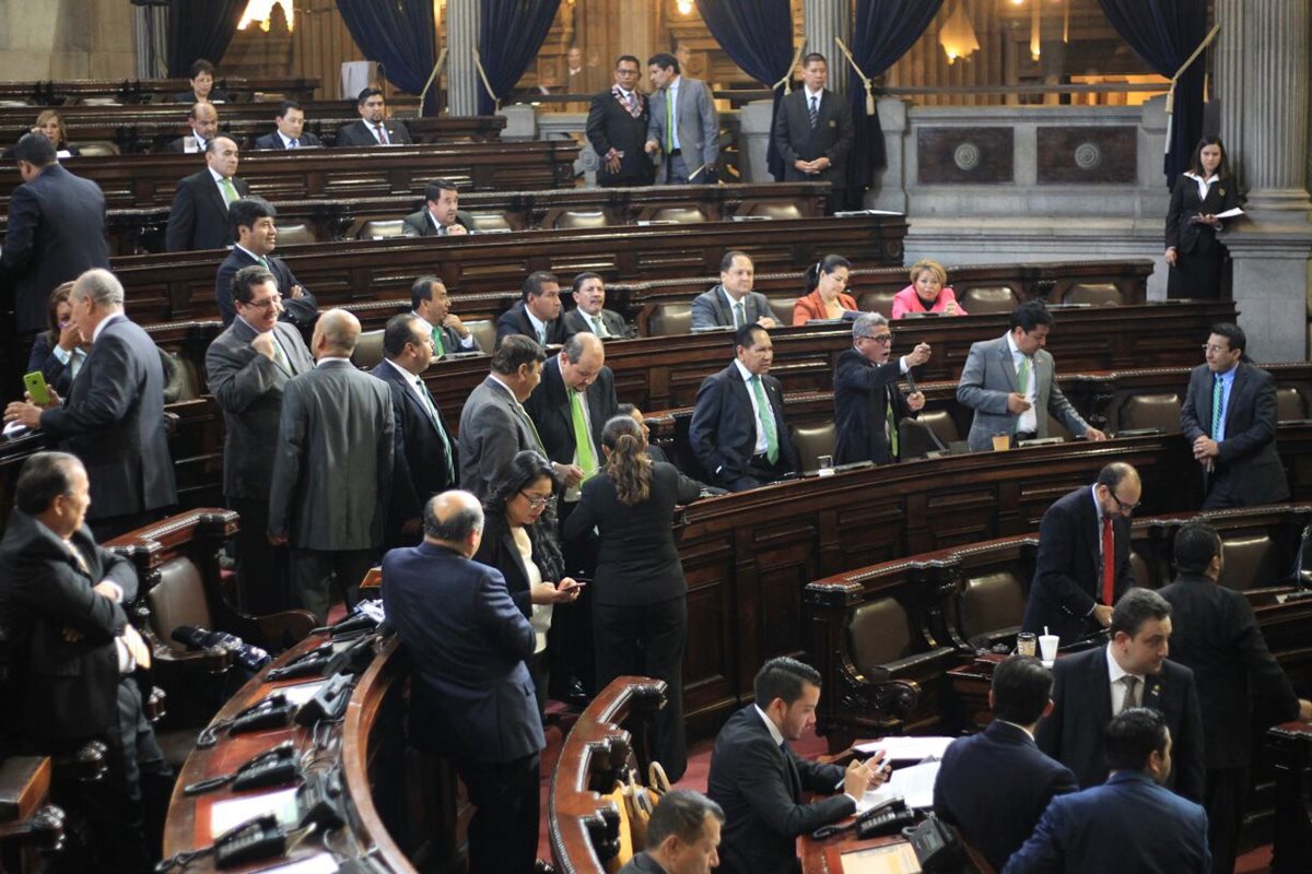 Diputados asisten a la sesión plenaria donde fue aprobada la Ley de dignificación de la comadrona. (Foto: Esbin García)