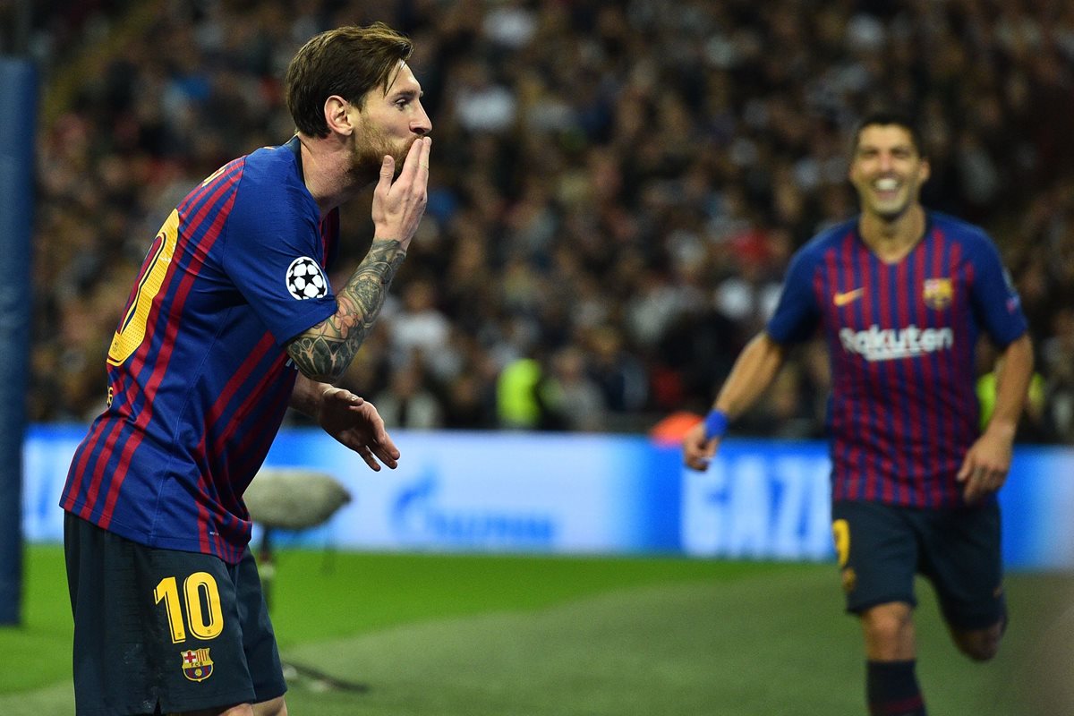 Así festejó Lionel Messi su primer gol en Wembley. (Foto Prensa Libre: AFP)