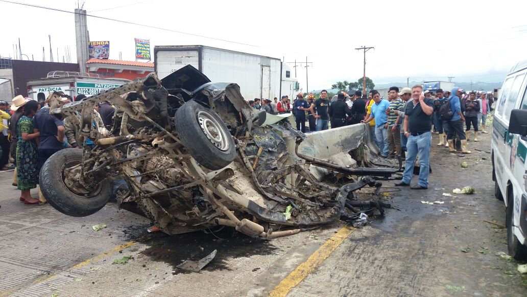 Vehículo en el que viajaban las víctimas quedó destruido en el km 71 de la ruta Interamericana. (Foto Prensa Libre: Víctor Chamalé)