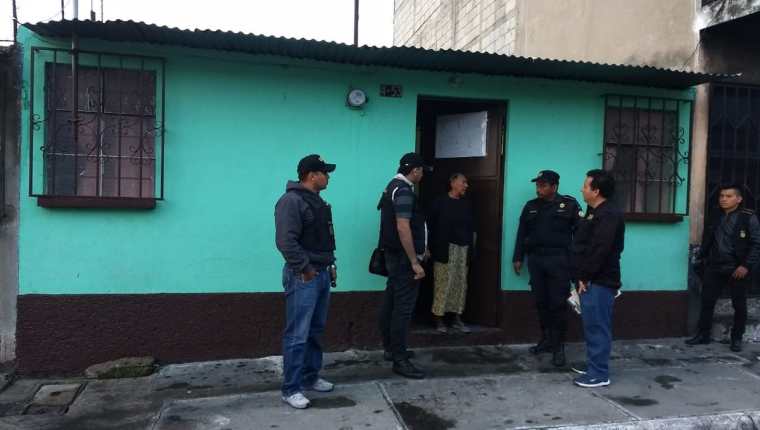 Las autoridades realizaron 15 allanamientos para desarticular una banda que robaba a cuentahabientes. (Foto Prensa Libre: PNC)