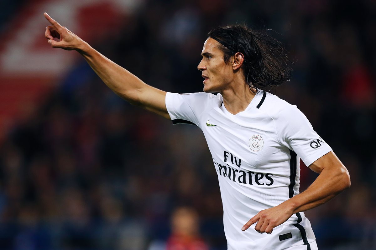 Edinson Cavani festeja después de anotar. (Foto Prensa Libre: AFP)