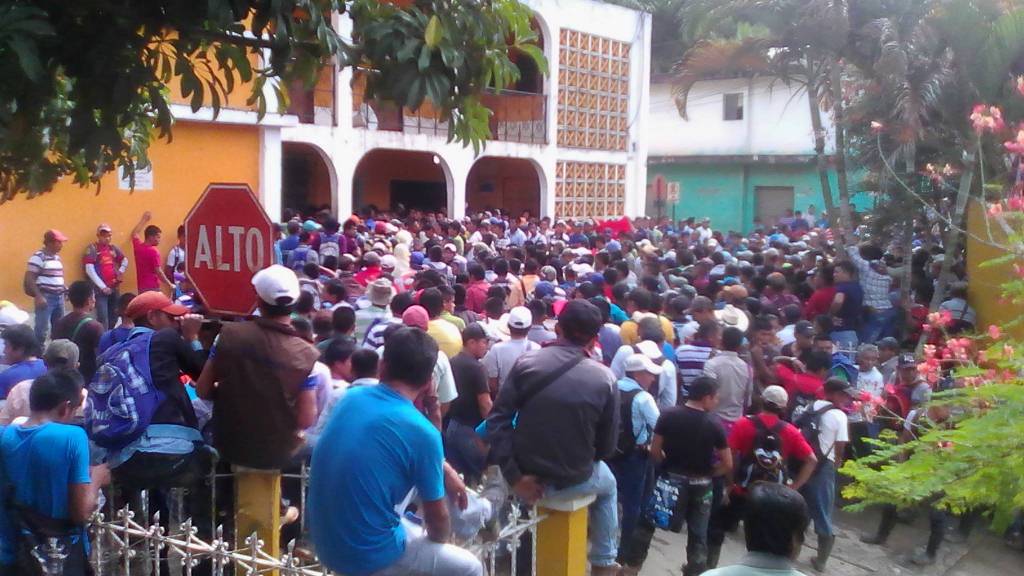 Vecinos protestan frente a la Municipalidad de Santa María Cahabón, Alta Verapaz, para expresar su rechazo a las hidroeléctricas. (Foto Prensa Libre: Ángel Tax)