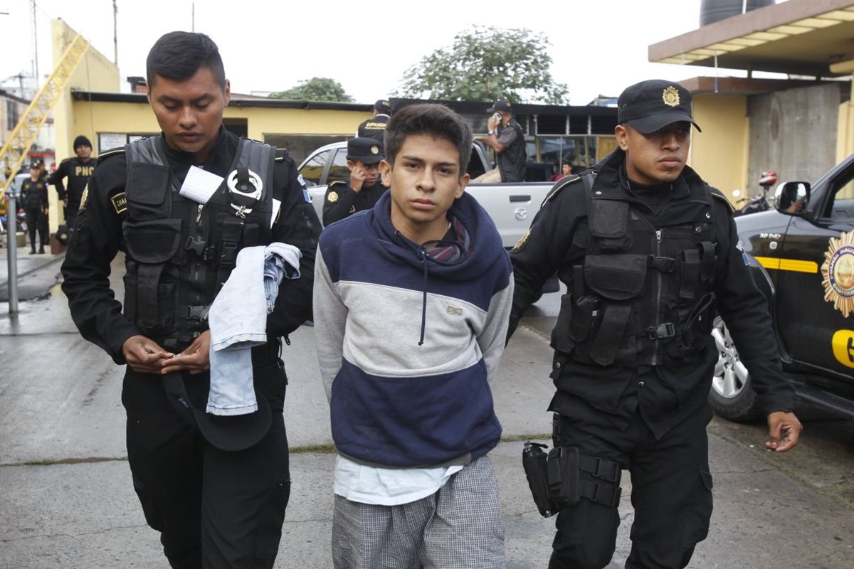 Primer capturado es trasladado al centro de operaciones que instaló la Policía. (Foto Prensa Libre: Paulo Raquec)