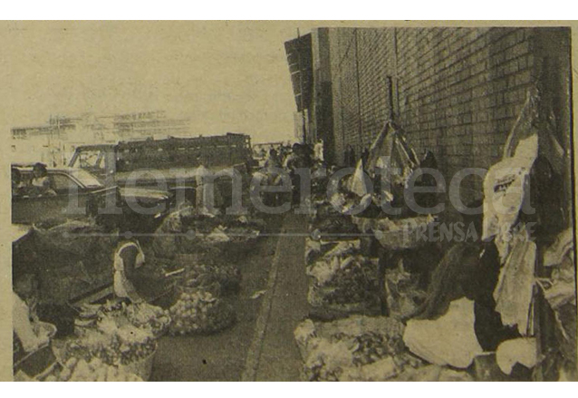 Las vendedoras de frutas que se colocan sobre la acera del mercado Sur No. 2, se veían las caras una a la otra; los compradores brillan por su ausencia.  12/04/1985 (Foto: Hemeroteca PL)