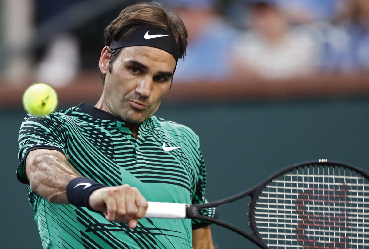 Roger Federer recibió un inesperado día de descanso y avanzó el viernes a las semifinales del Masters de Indian Wells. (Foto Prensa Libre: AFP)