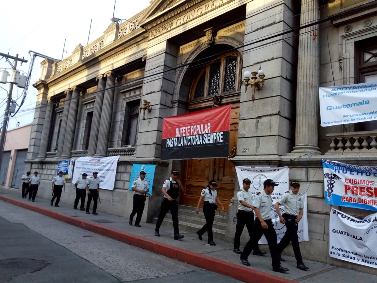 Estudiantes y docentes de la Usac permanecen afuera del Congreso en una protesta para exigir un incremento al presupuesto de esa casa de estudios. (foto Prensa Libre: Óscar Rivas)
