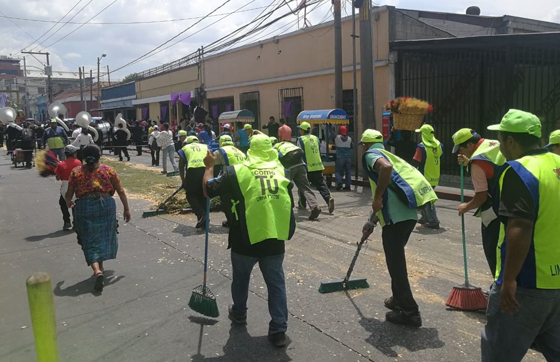 Trabajadores de la comuna de Guatemala recogen todo tipo de desechos que fueron dejados luego de la procesión de Jesús Nazareno del Rescate en la zona 1. (Foto Prensa Libre: Yanira Alvizurez).