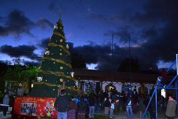 Árbol navideño que fue inaugurado en el parque central de San José Chacayá. (Foto Prensa Libre: Édgar Sáenz) <br _mce_bogus="1"/>